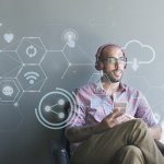cloud computing, persona consumiendo servicios en la nube