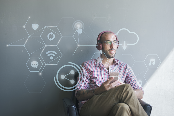 cloud computing, persona consumiendo servicios en la nube